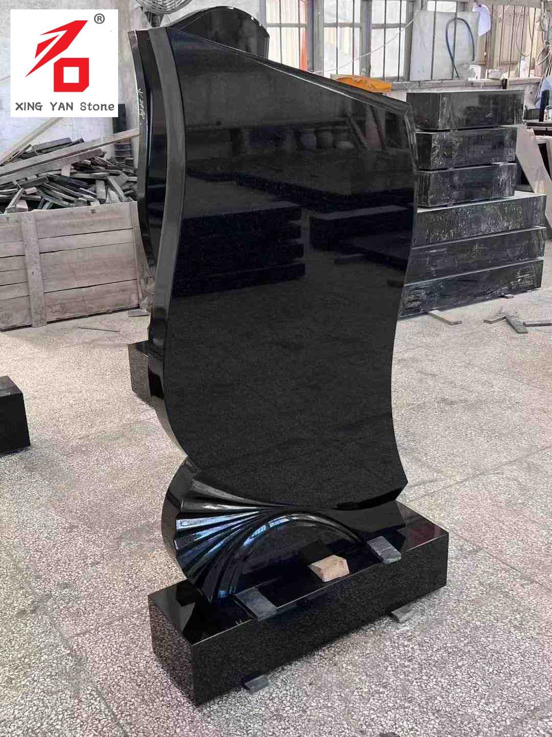 काले आकार का कलात्मक मकबरा