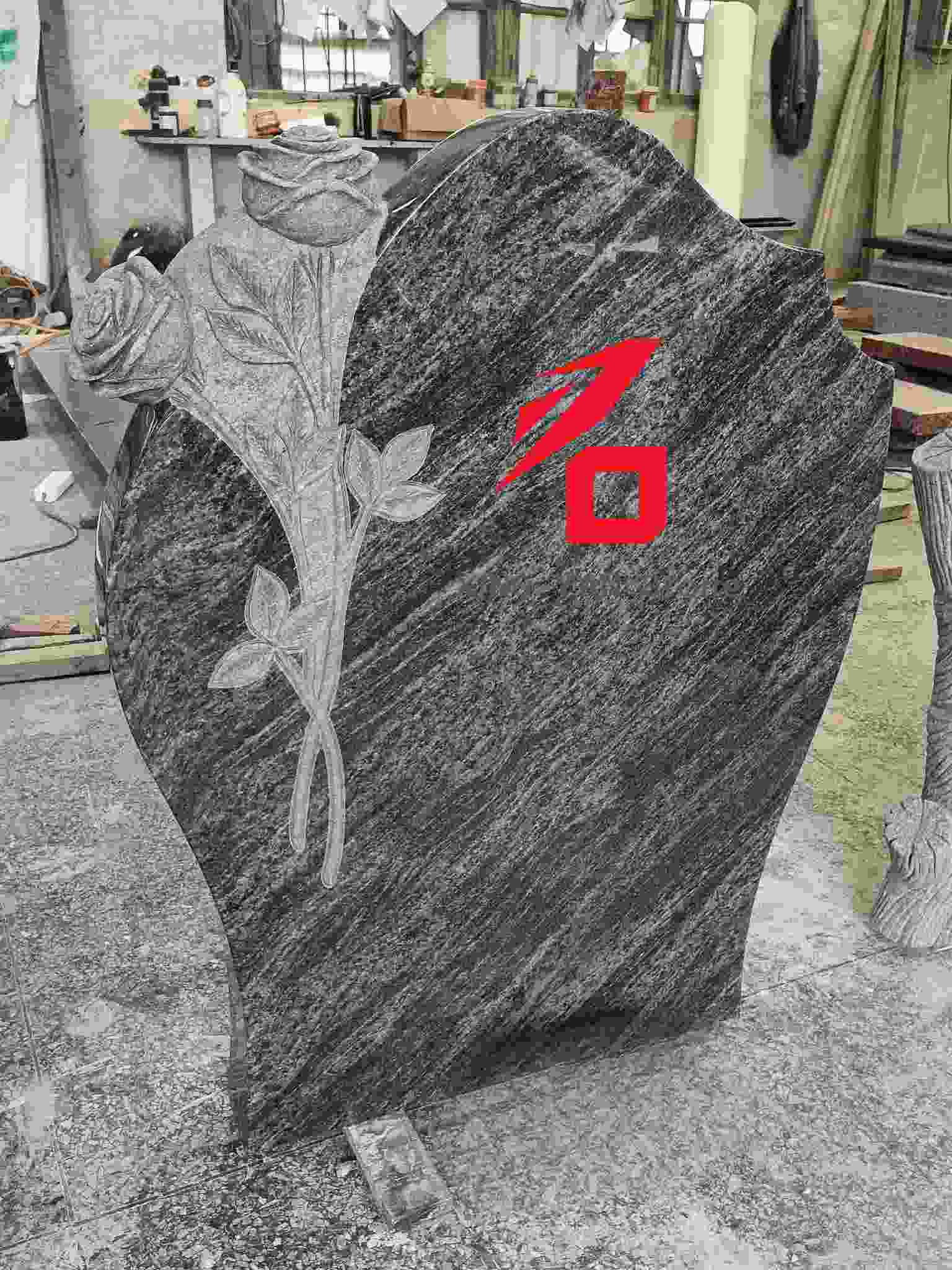 दिल के आकार का गुलाब मेमोरियल टॉम्बस्टोन