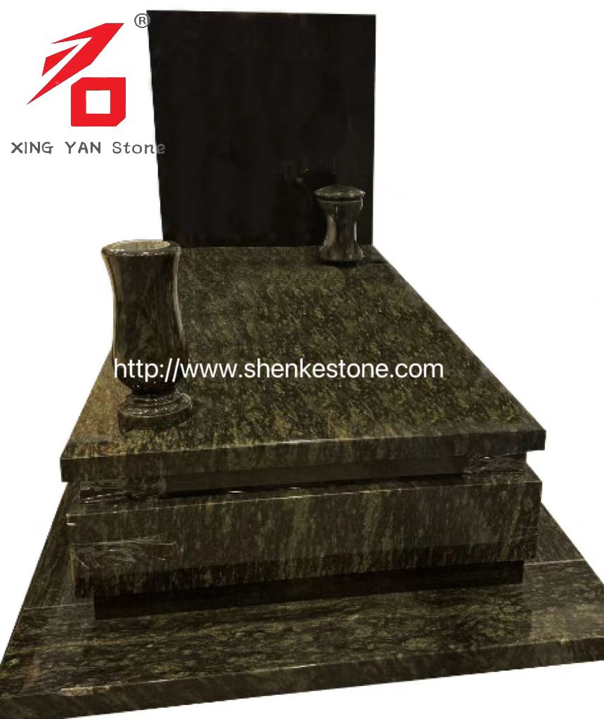 जैतून ग्रीन ग्रेनाइट स्मारक और काले पत्थर की गोलियों, vases और लालटेन का समर्थन करना