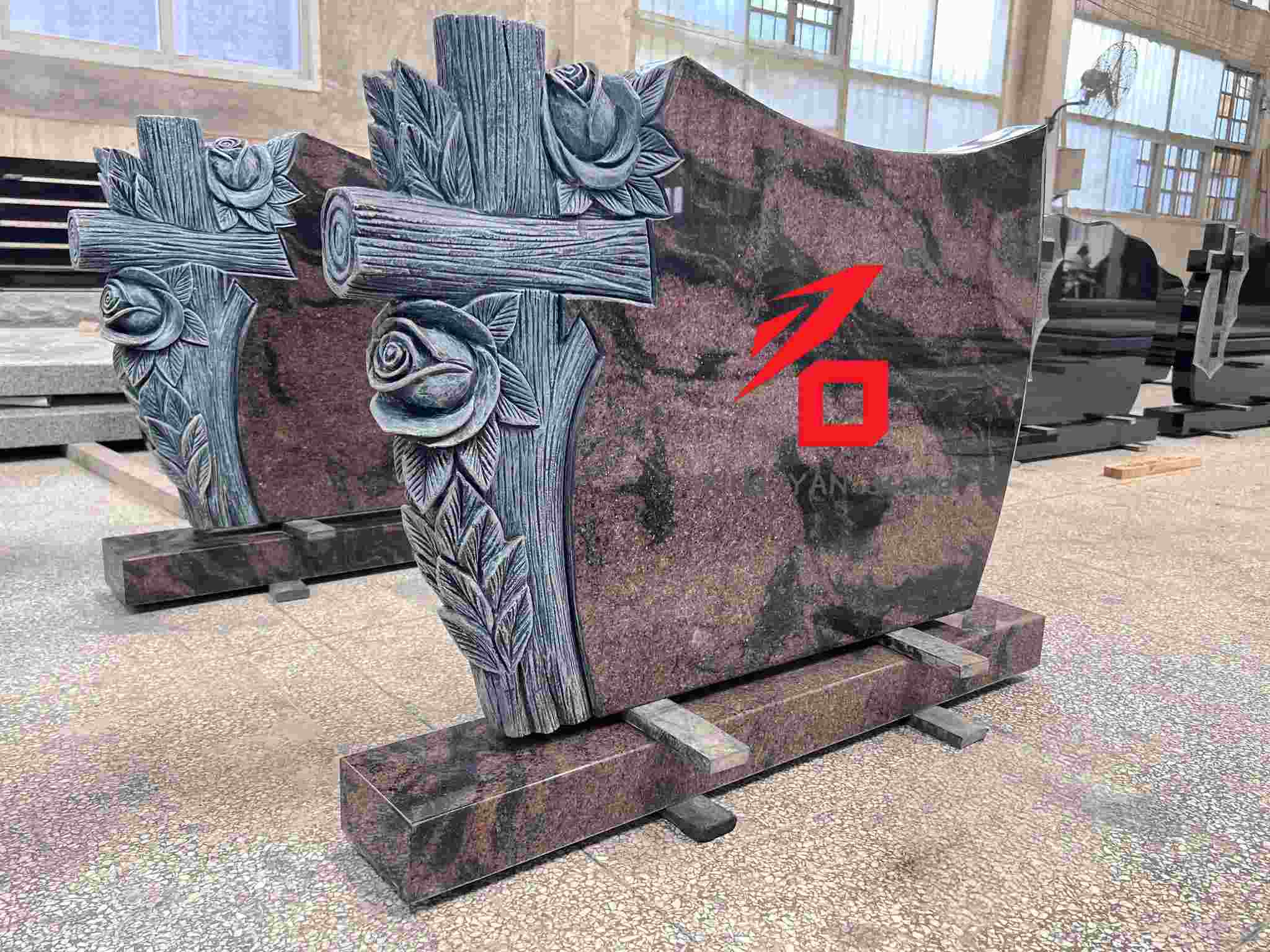 गुलाब और क्रॉस पैटर्न मेमोरियल टॉम्बस्टोन