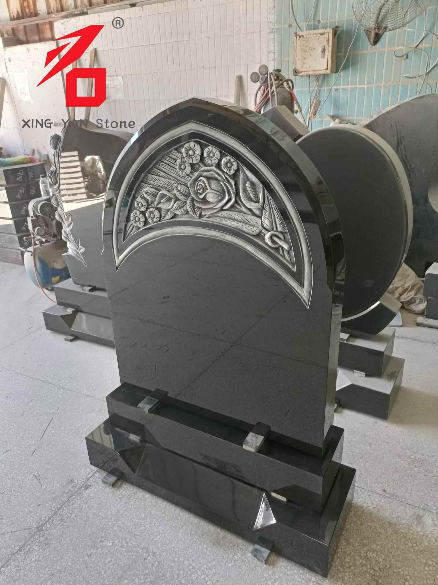 गुलाब-नक्काशीदार समाधि का पत्थर, काला ग्रेनाइट धनुषाकार समाधि का पत्थर
