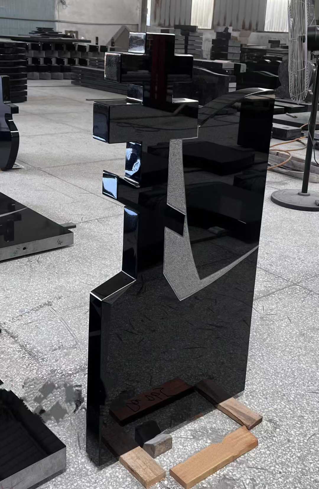 ज़िंगयान क्रिएटिव जियोमेट्रिक ब्लैक टॉम्बस्टोन